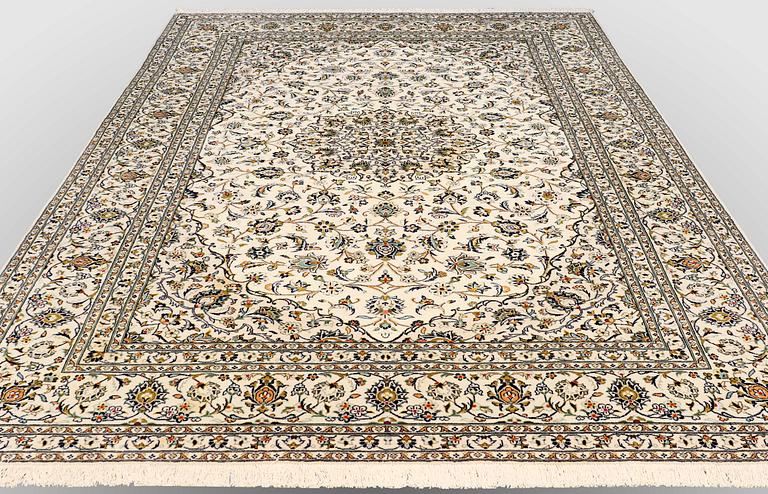 A CARPET, Kashan, ca 353 x 254 cm.