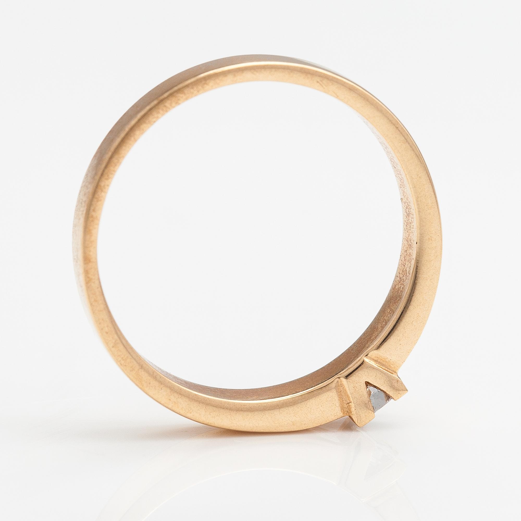 A 14K gold ring with a princess-cut diamond ca. 0.13 ct.