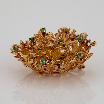 A Tiffany brooch in 18K gold set with round brilliant-cut diamonds and emeralds.