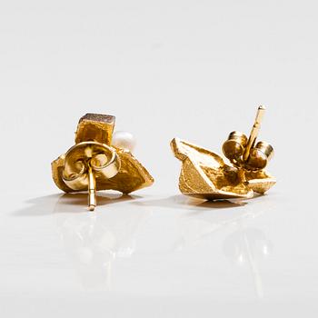 ÖRHÄNGEN, 14K guld, pärlor. 1900-talets senare hälft. Vikt 2,9 g.