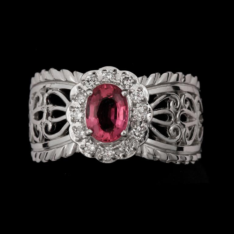 RING, 14k vitguld med rosa turmalin 6,9x5,1mm och briljantslipade diamanter tot ca0,12ct. 2000-tal. Vikt 7,2g.