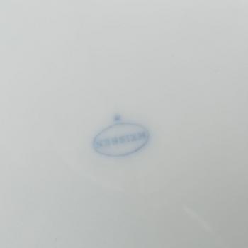 A 54-piece porcelain dinner service, 'Onion pattern/Zwiebelmuster', predominantly Meissenstadt, Tyskland.