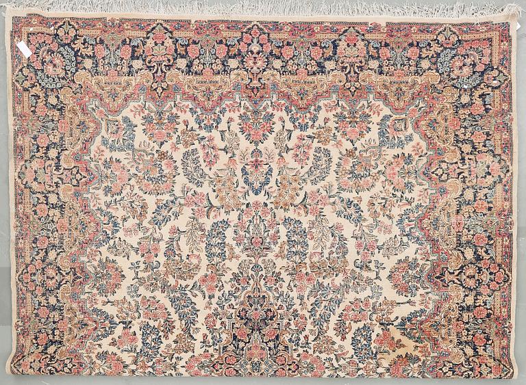 MATTA, old/semiantik Kirman. Ca 372x280 cm.