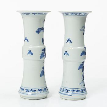 Vaser, ett par, porslin, Kina, tidigt 1900-tal.