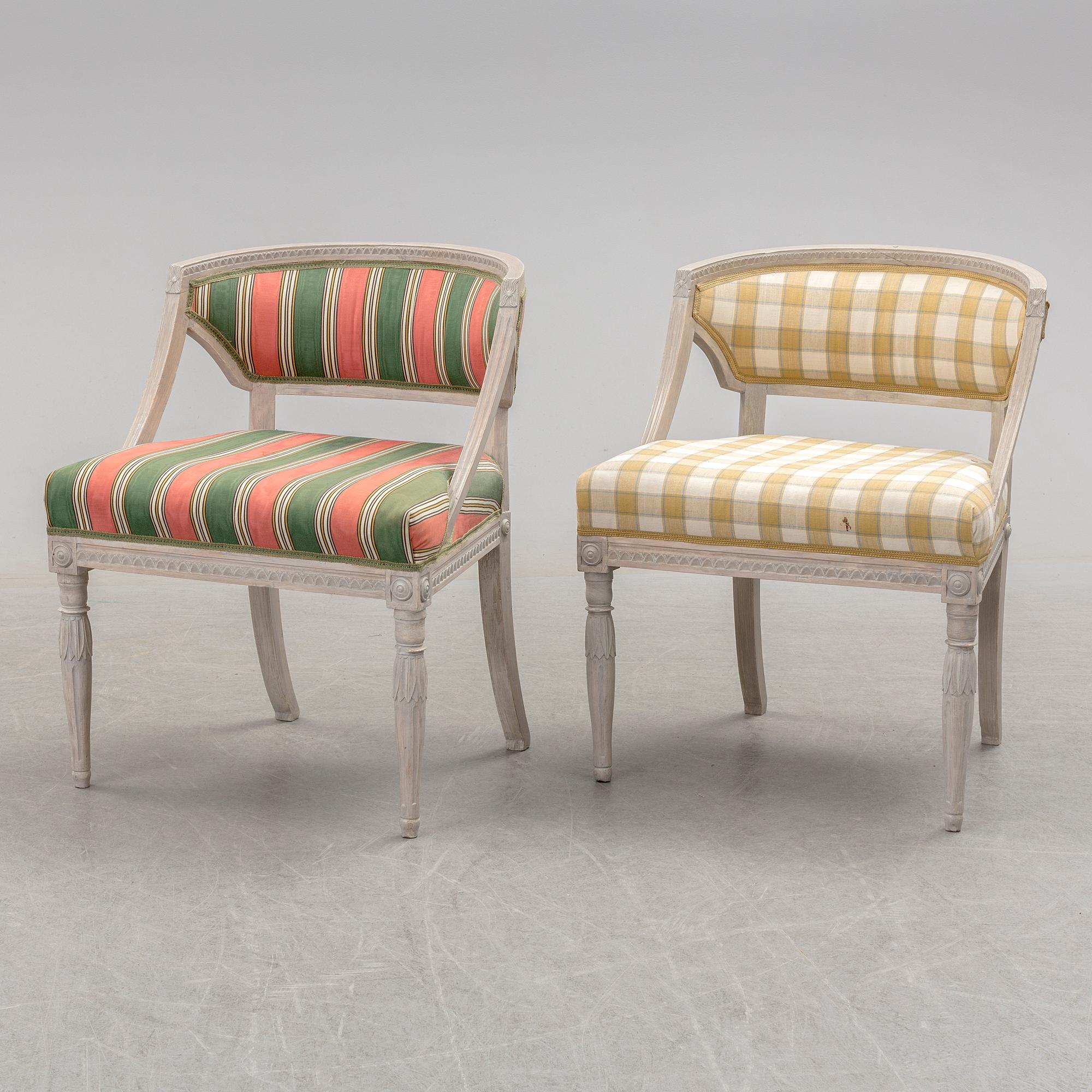 KARMSTOLAR, ett par, sengustaviansk stil, 1800-tal.