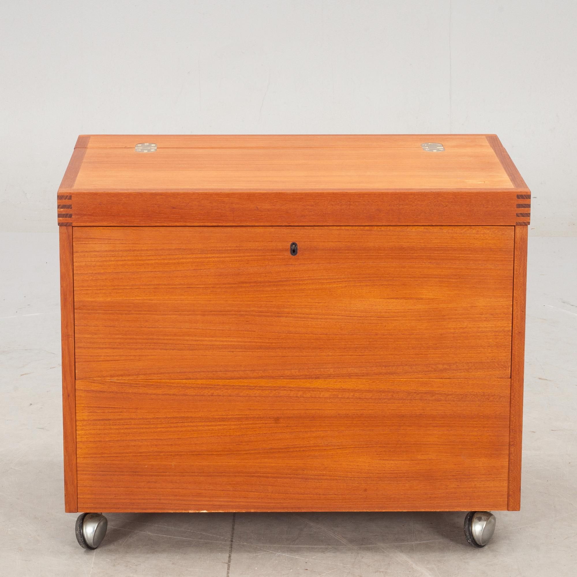 BARSKÅP, teak. 1900-talets andra hälft.