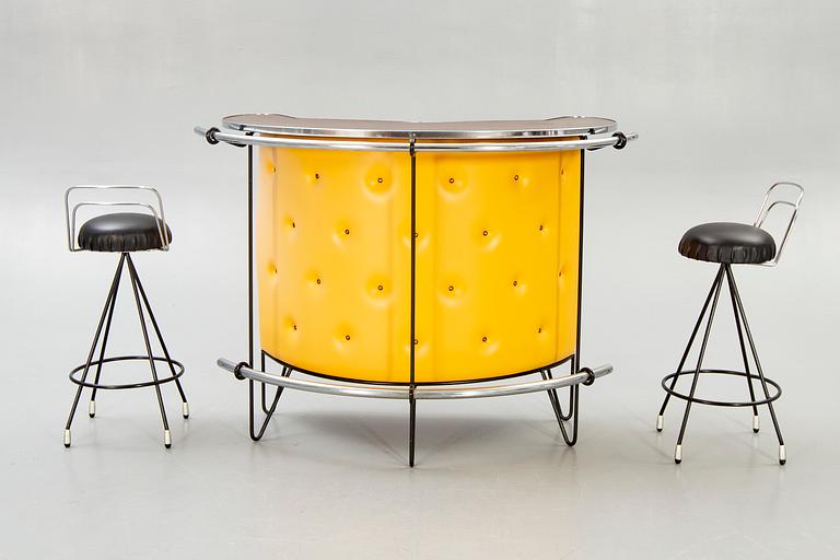 Bar counter and 4 bar stools, mid 1900s.