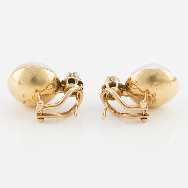 Earrings, a pair, 18K gold with mabé pearls and brilliant-cut diamonds.