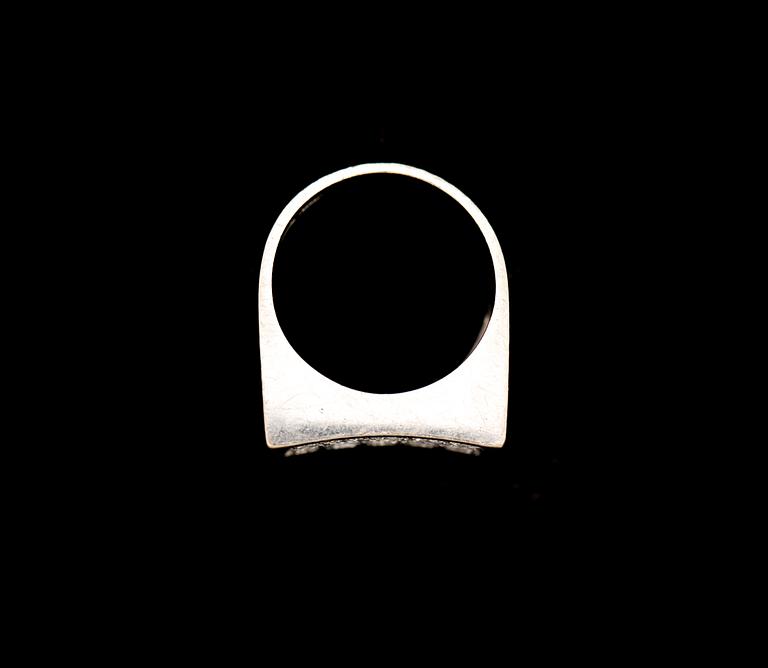 RING, 18 k vitguld med 15 briljantslipade diamanter ca 0.75 ct. Sengels, Stockholm, 1985. Vikt ca 12 g.