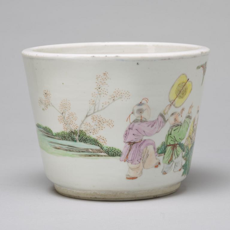 A Chinese famille rose pot, 20th century.