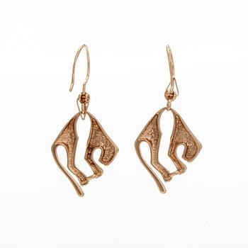 A pair of 14K gold panther earrings. Finnish hallmarks.