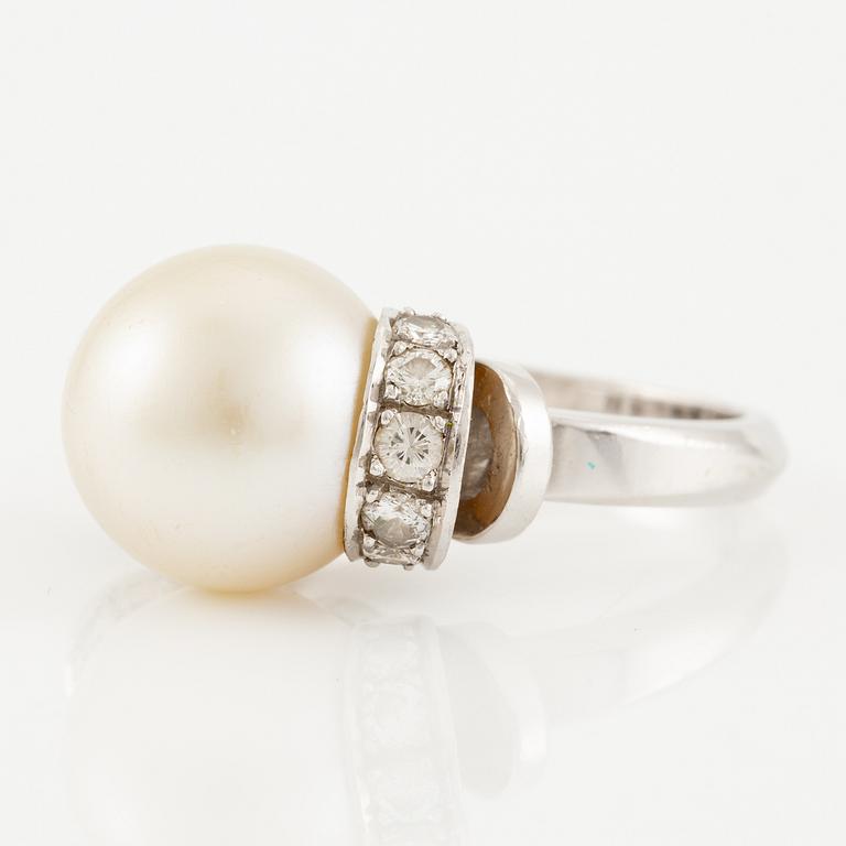 A ring in 18K white gold with a cultured pearl and round brilliant-cut diamonds.