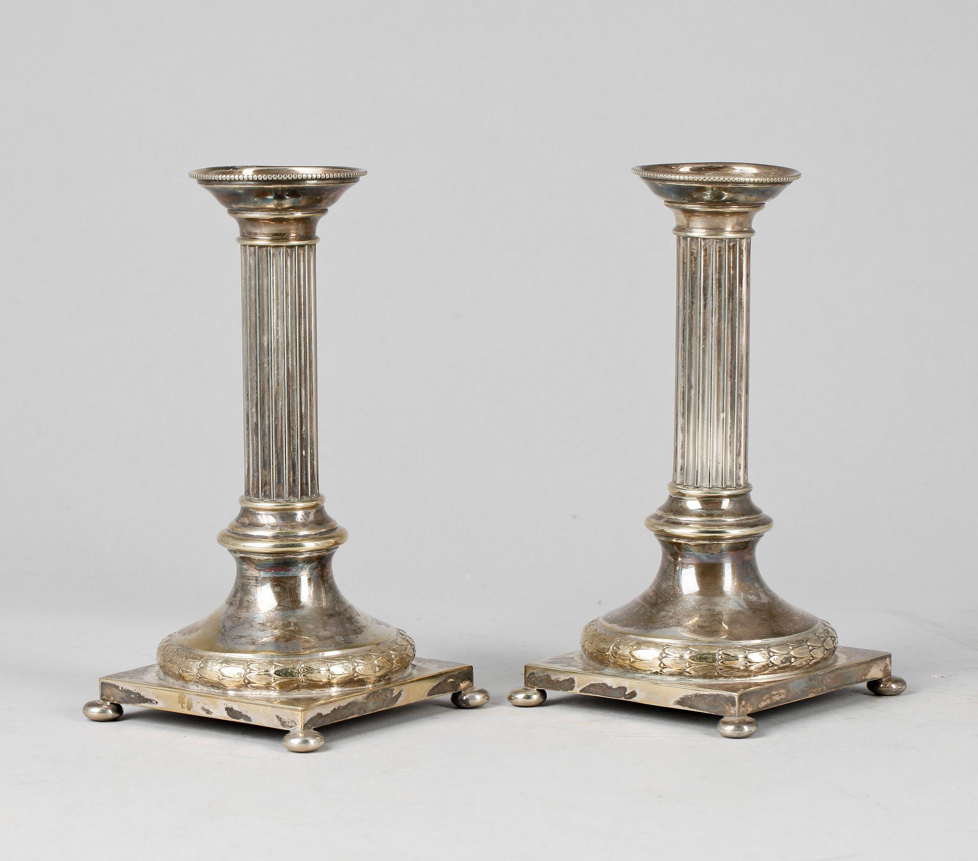 LJUSSTAKAR, ett par, nysilver, gustaviansk stil, Uppsala, 1900-talets första hälft.