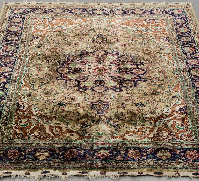 MATTA, Old Orientalisk silke ca 195 x 143 cm.