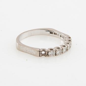 Ring halvallians 18K vitguld med runda briljantslipade diamanter.