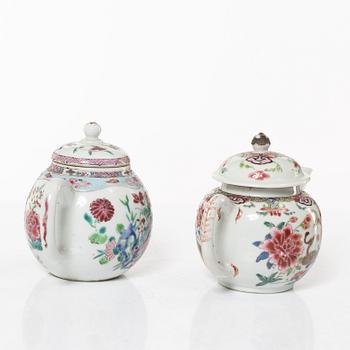 Tekannor med lock, två stycken, porslin. Qingdynastin, 1700-tal.