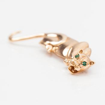 A panther brooch made of 14K gold and with emeralds.