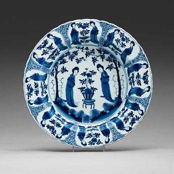 320. A blue and white dish, Qing dynasty, with Kangxis six character mark and period (1662-1722).