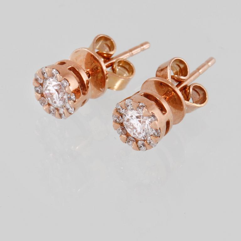 ÖRHÄNGEN, 18k guld med briljantslipade diamanter, 0.54 ct. Vikt 2 g.