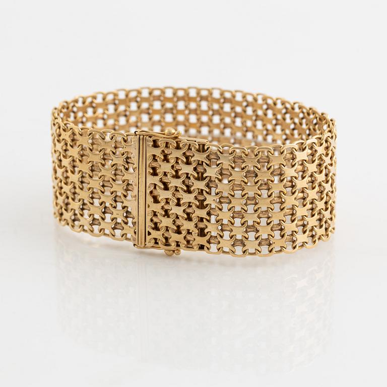 An 18K gold bracelet.
