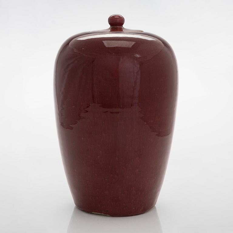 A Chinese ceramic jar with lid, 20th century.