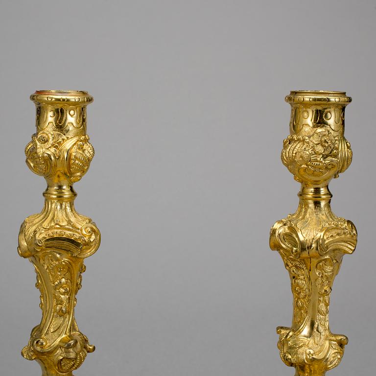 LJUSSTAKAR, ett par. Möjligen England, 1840-tal. Louis XV-stil.