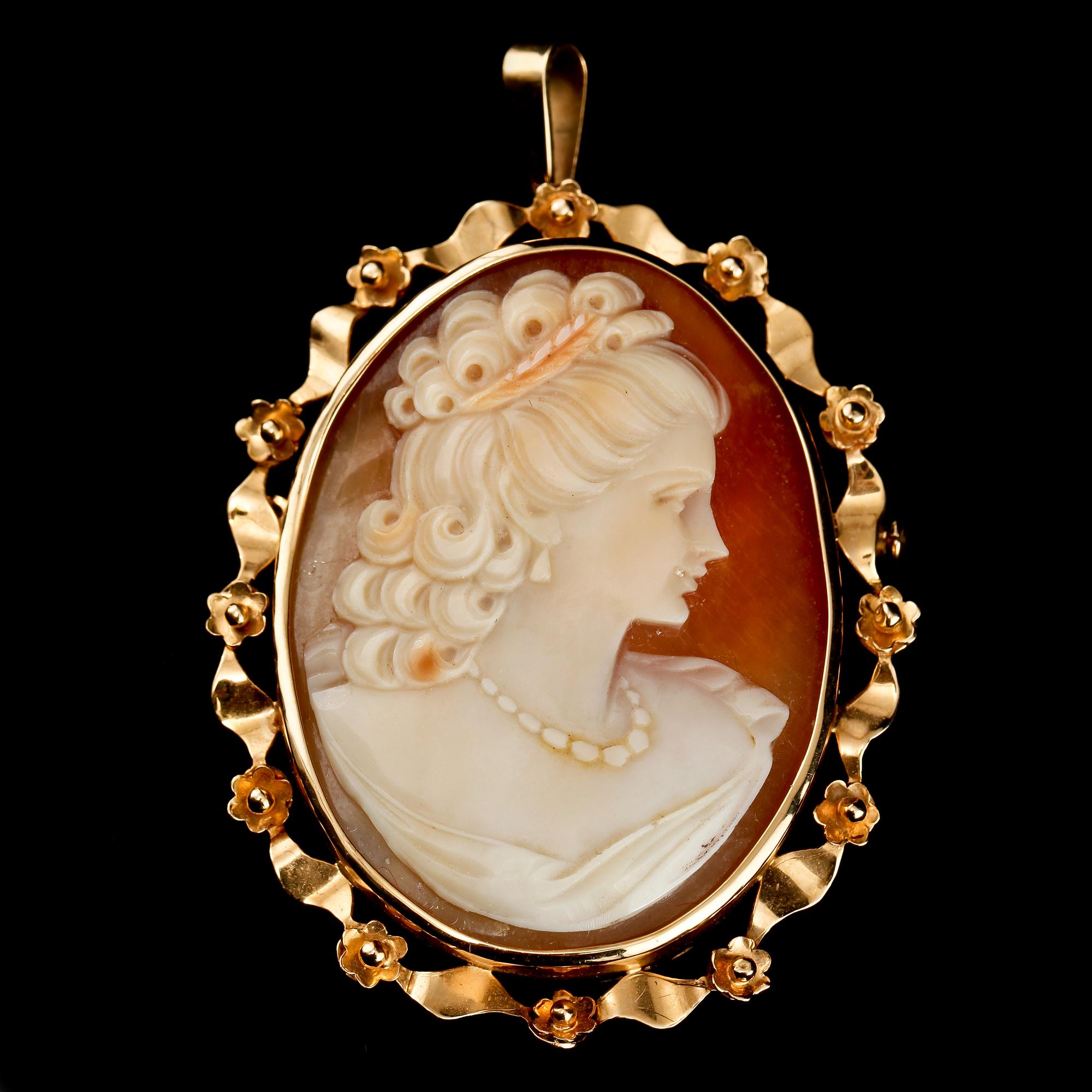HÄNGE, 18k guld med skuren snäckskalskamé, Stigbert för Heribert Engelbert, Stockholm, 1951. Vikt 10 g.