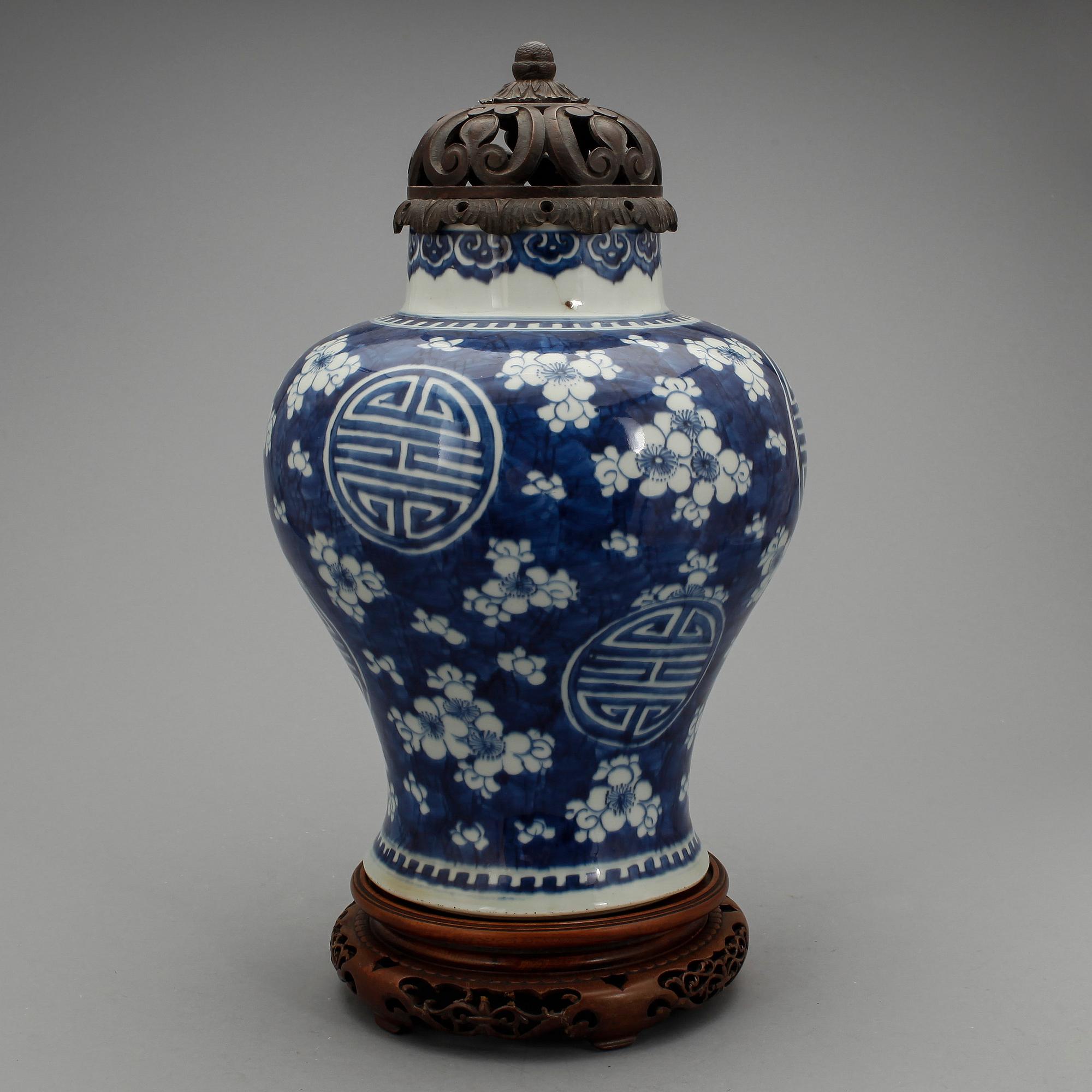 URNA med LOCK och STÄLL, porslin, Kangxi-stil, 1900-tal.