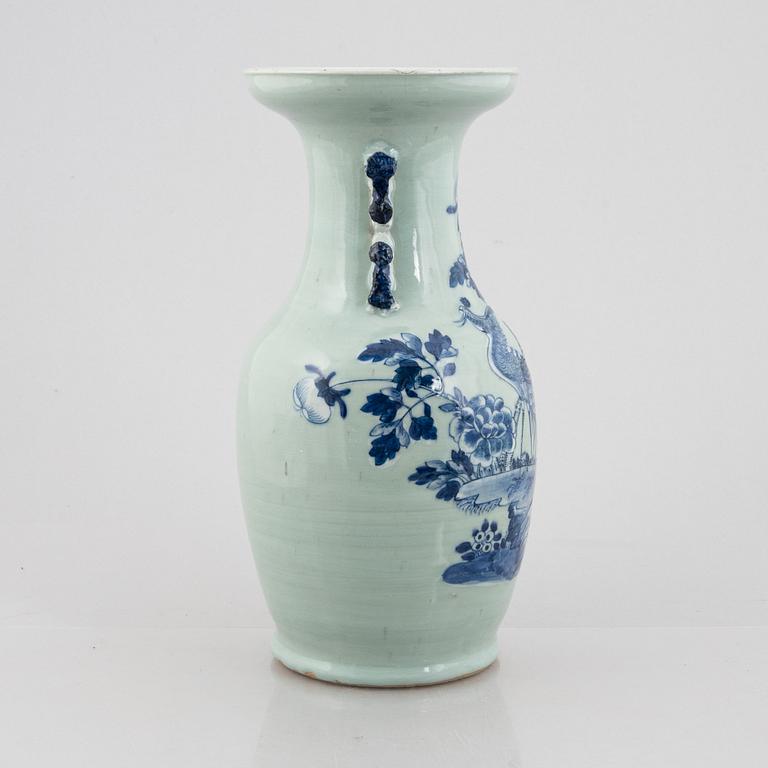 A Chinese porcelain vase, Qing dynasty, second half of the 20th Century.