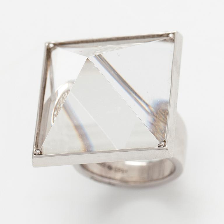 Efva Attling, Sormus "Pyramid & stars", sterlinghopeaa, timantteja n. 0.14 ct yht ja vuorikristalli.