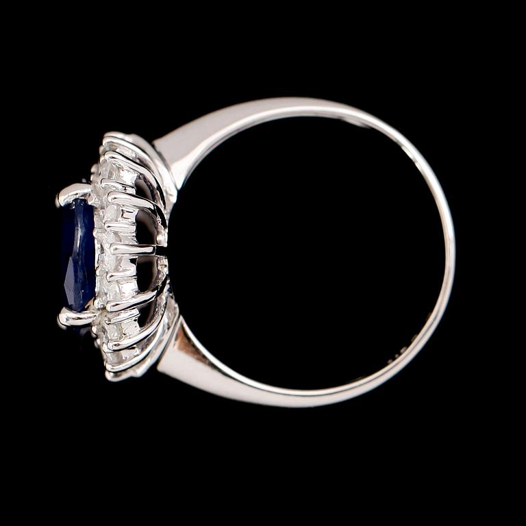 RING, 10 k vitguld, safir ca 6.00 ct, briljantslipade diamanter tot ca 1.07 ct.
