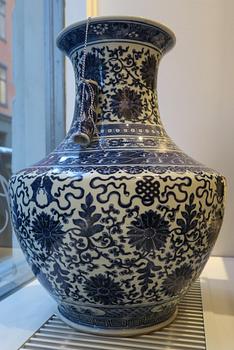 A large blue and white vase, late Qing dynasty (1644-1912).