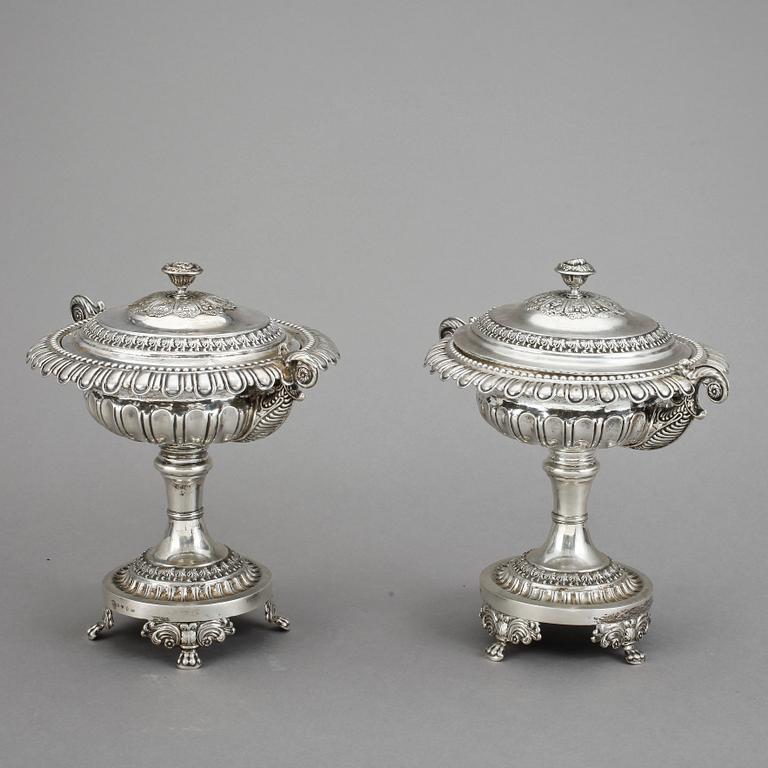 SOCKERSKÅLAR med LOCK, ett par, silver. Anders Lundqvist, Stockholm 1836. Ca 1737 gram.