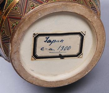 VAS, porslin, Satsuma, Japan. 1900-talets början.