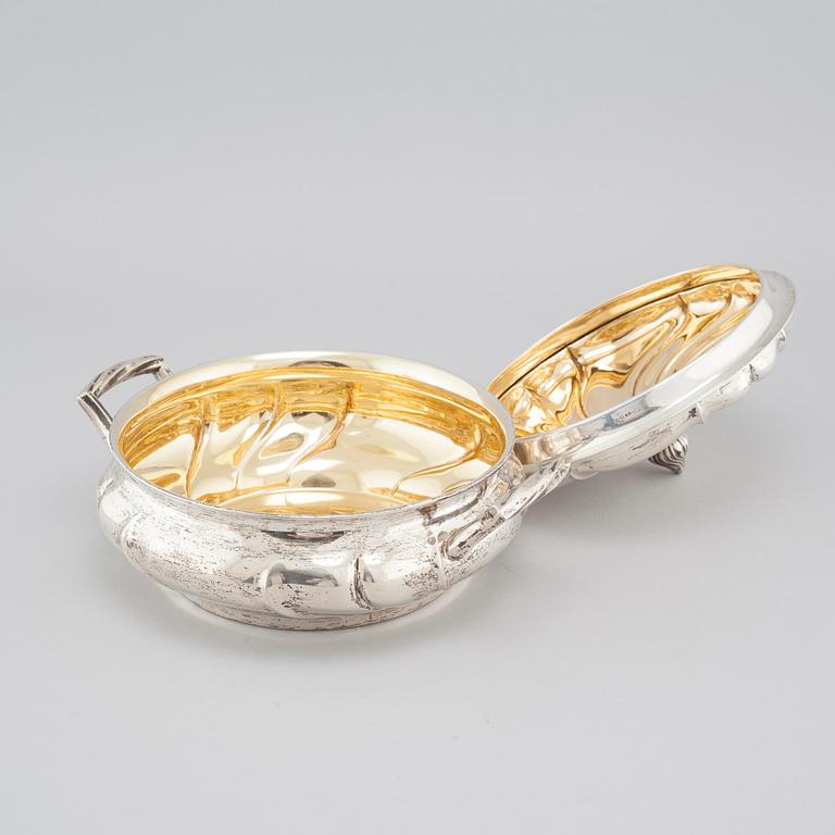 A silver bowl with lid from C G Hallberg in Stockholm, 1920.
