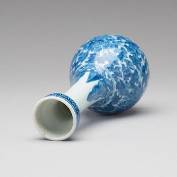 VAS, porslin. Qingdynastin, Kangxi (1662-1722).