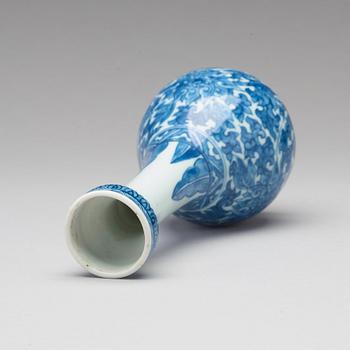 A blue and white vase, Qing dynasty, Kangxi (1662-1722).