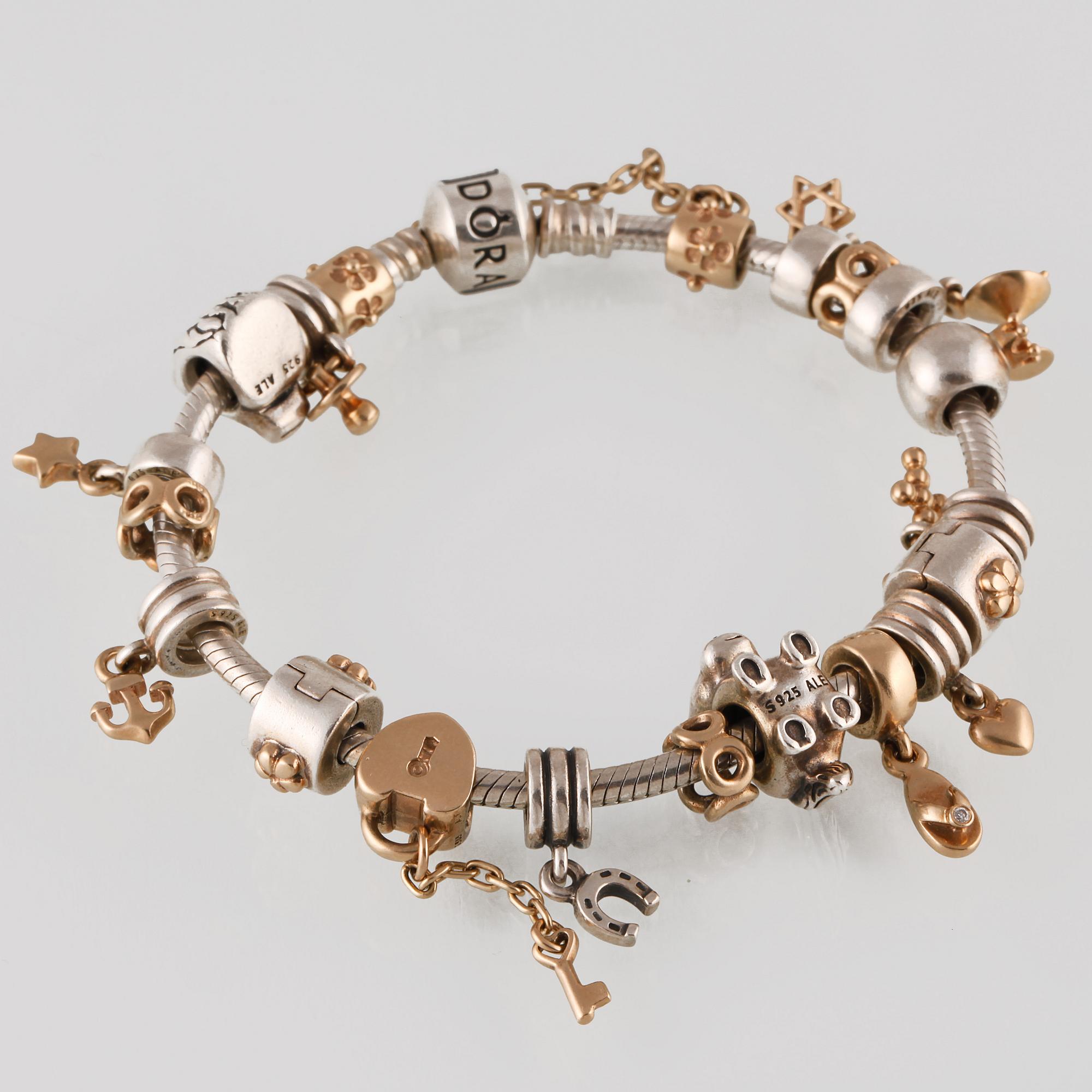 ARMBAND, silver samt guld med en briljantslipad diamant ca 0.01 ct, Pandora, Vikt 57,8 gram.