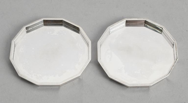 GLASUNDERLÄGG, 1 par, silver, Wiwen Nilsson, Lund 1972. Vikt ca 84 gram.
