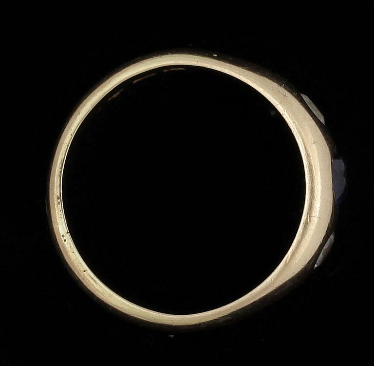 RING, 18k guld med två diamanter diamanter och safir. Vikt ca 7,5 gram.