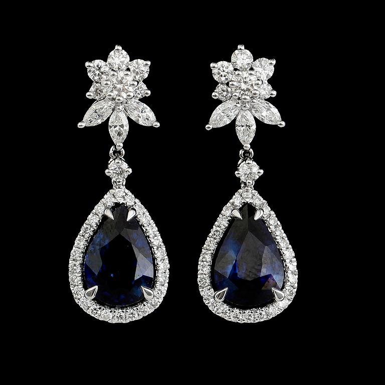 ÖRHÄNGEN, 1 par, 18 k vitguld, blå safirer tot ca 3.17 ct, briljant/navettlipade diamanter tot ca 0.90 ct.