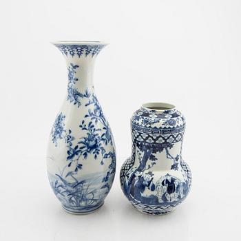 A set of two Japanese porcelain vases 20th century.