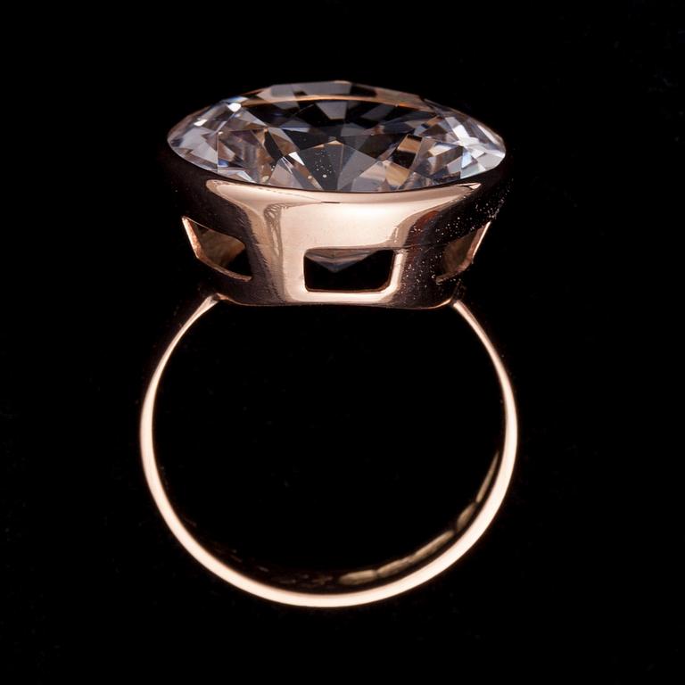 RING, 14K guld, syntetisk spinell. Tammen Koru, Turku 1969. Vikt ca 5,4 g.