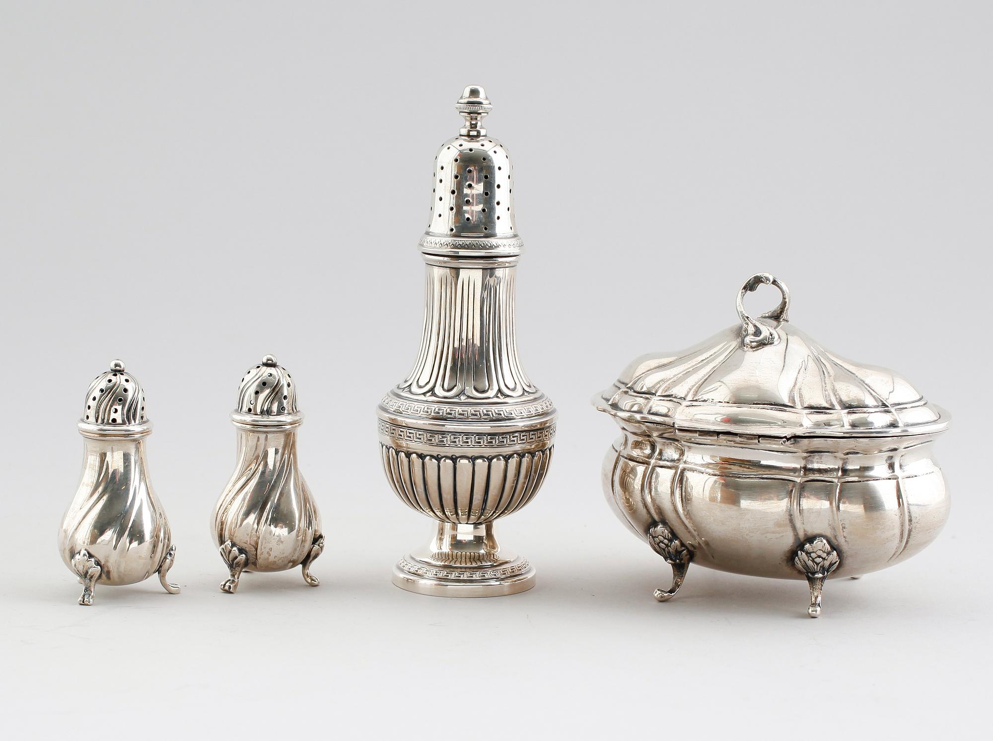 SOCKERSTRÖARE, PEPPAR- OCH SALTSTRÖARE OCH SOCKERSKÅL,silver, 1900-talets mitt. Vikt ca 476 g.