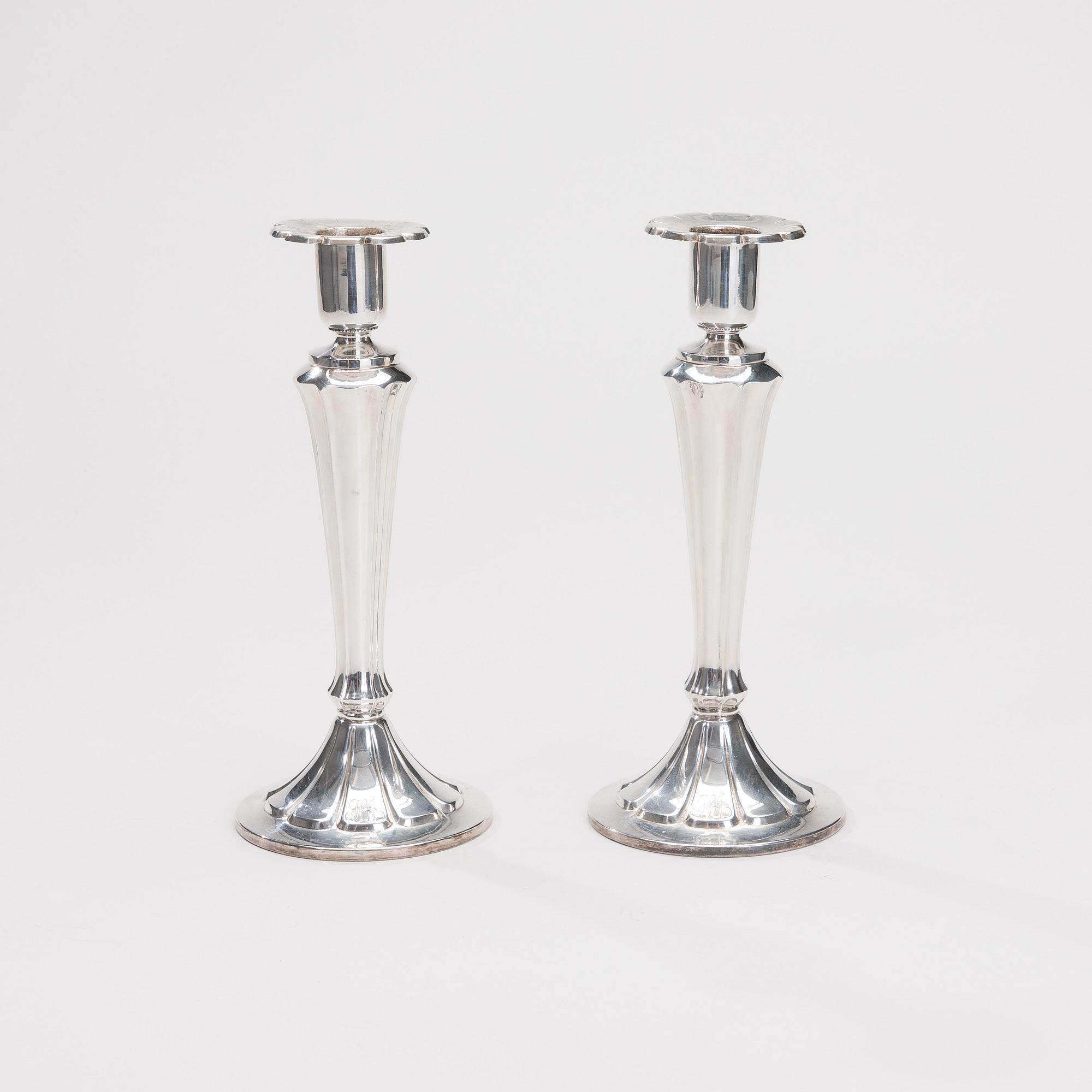 LJUSSTAKAR, silver, Auran Kultaseppä, Åbo 1978. Totalvikt 302 g.