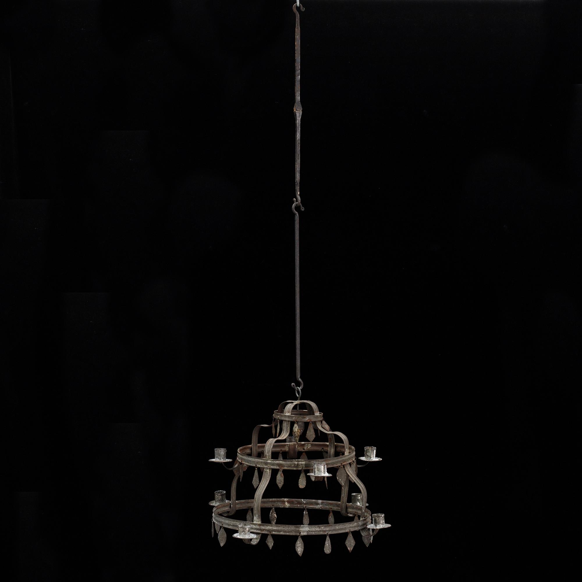 Ljuskrona i bleckplåt, allmoge, 1900-talets första hälft.