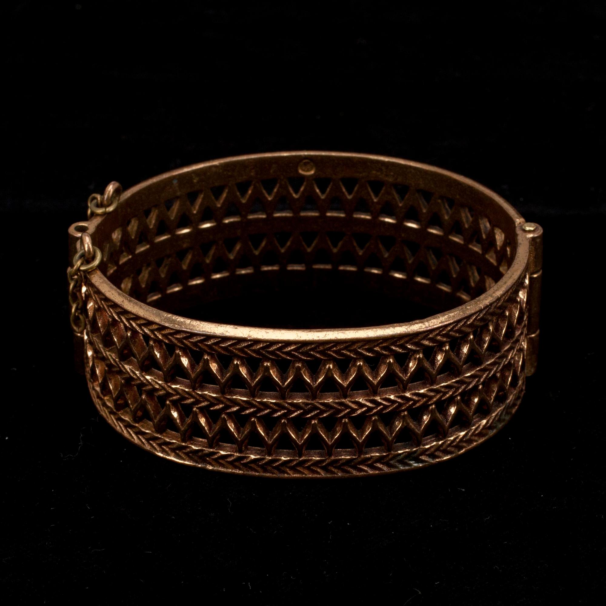 HALSSMYCKEN, 2 st, ARMRING, hopeaa ja pronssia, Kalevala Koru. 1900-talets senare hälft.