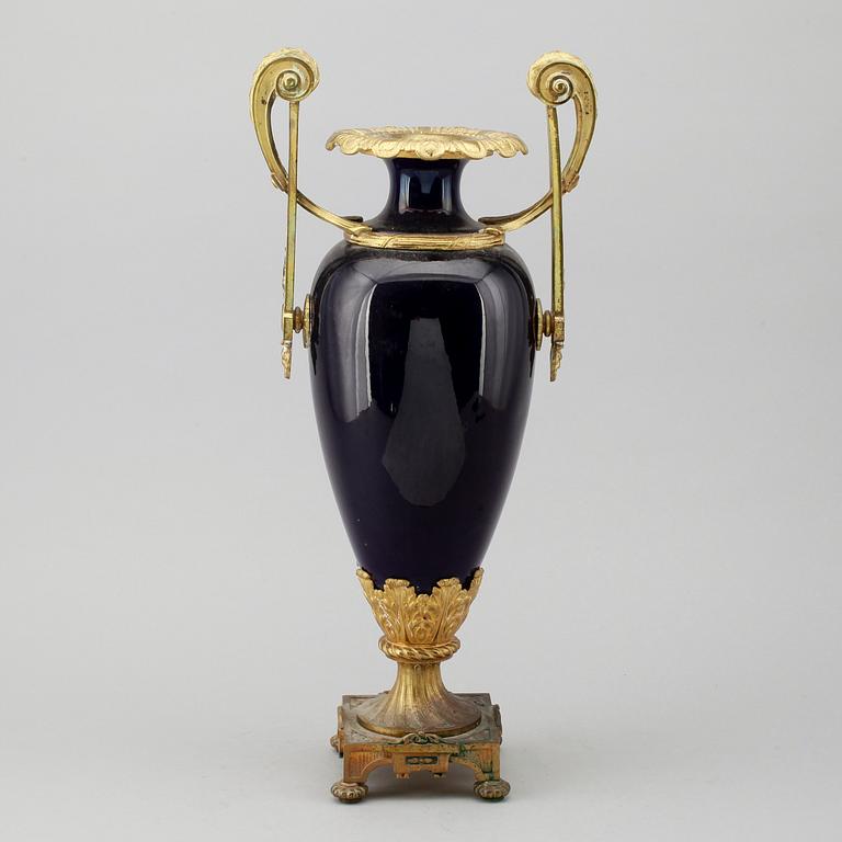 VAS, brons och porslin, gustaviansk stil, omkring år 1900.