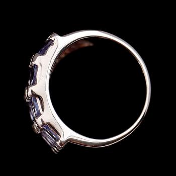 RING, sterlingsilver, tanzaniter tot ca 3.50 ct, vita topaser tot ca 0.14 ct.