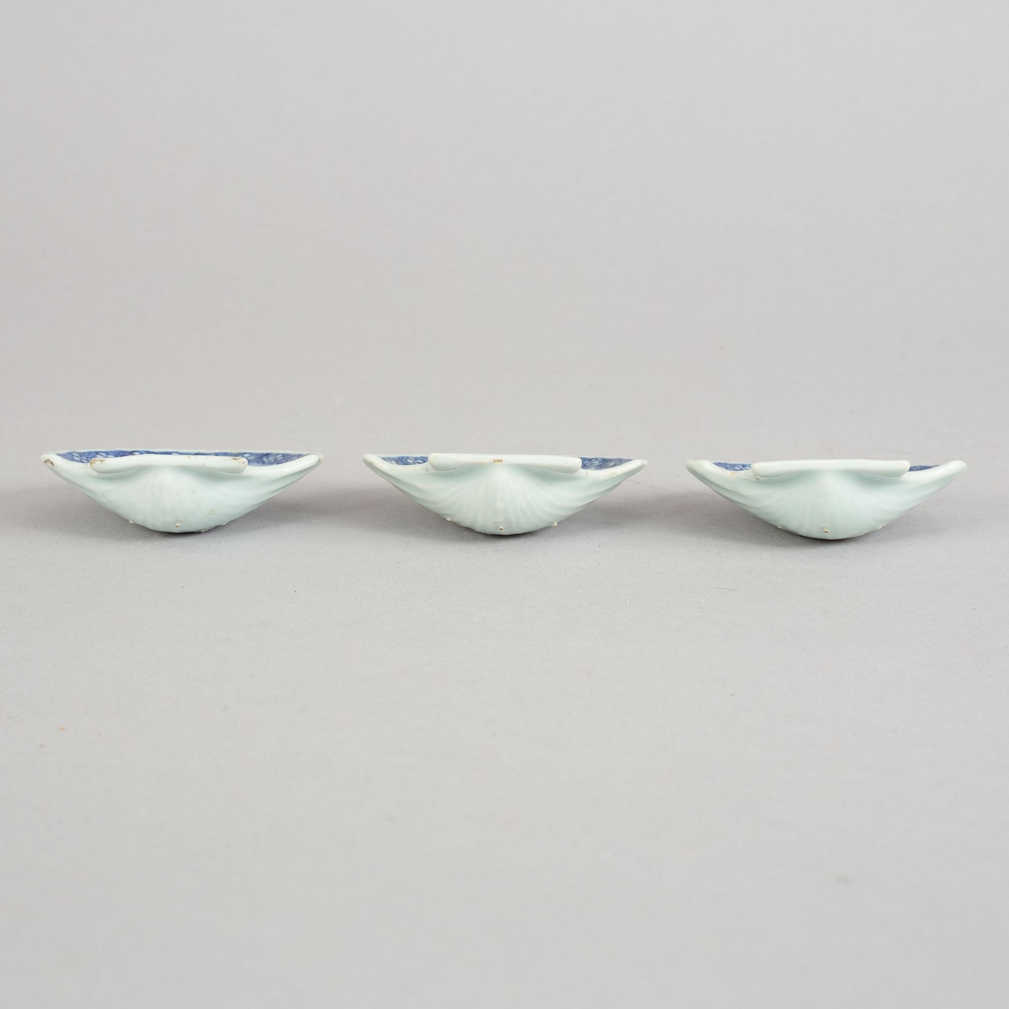 A set of three blue and white butter shells, Qing dynasty, Qianlong (1736-95).
